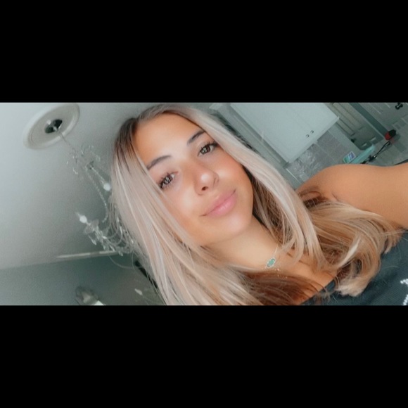 Meet your Posher, Gabriella - Picture 3 of 5